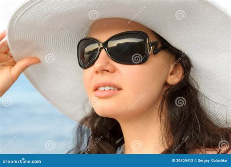 Verticale De La Jeune Femme Dans Un Chapeau Image Stock Image Du