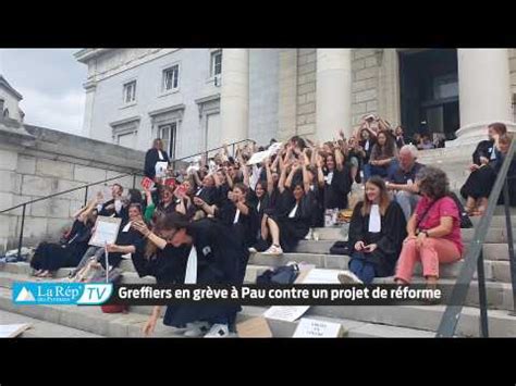 Pau Les Greffiers En Gr Ve Manifestent Sur La Marches Du Palais De