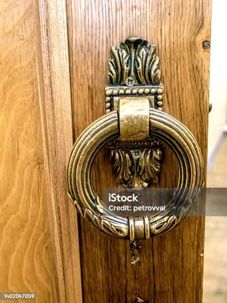 Gagang Pintu Bergaya Antik Di Pintu Ke Kotak Rumah Opera Foto Stok Unduh Gambar Sekarang Istock