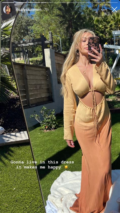 Alyssa Scott Flaunts Snapback Body After Welcoming Daughter