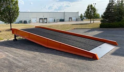 Rudra Mobile Hydraulic Dock Ramp For Industrial Lifting Capacity 10