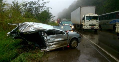 G Carro Parte Ao Meio Ap S Colis O Em Sc E Motorista Sai Ileso Veja