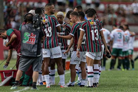 Fluminense joga mal mas bate a Portuguesa e conquista primeira vitória