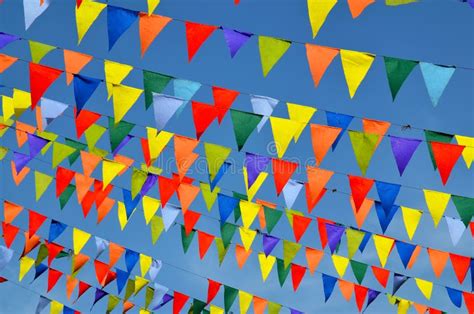 Banderas Triangulares Multicolores Para Celebrar Fiesta Contra El Cielo