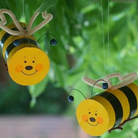 DIY Bee Craft | Bee crafts, Crafts, Flower diy crafts