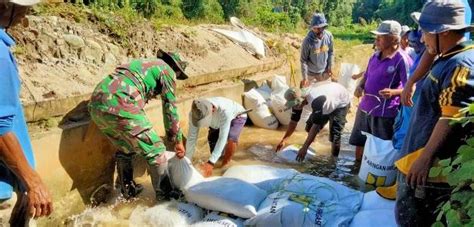 Karya Bhakti Serka Faizal Bersama Warga Perbaiki Saluran Irigasi