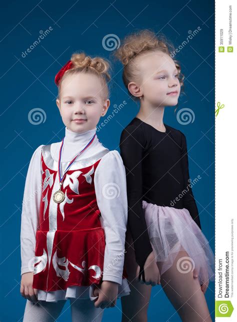 Retrato De Las Niñas Deportivas Que Presentan En Estudio Imagen de