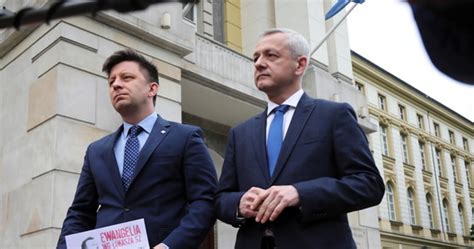 Plakaty dotyczące Łukasza Szumowskiego w Warszawie Jest reakcja