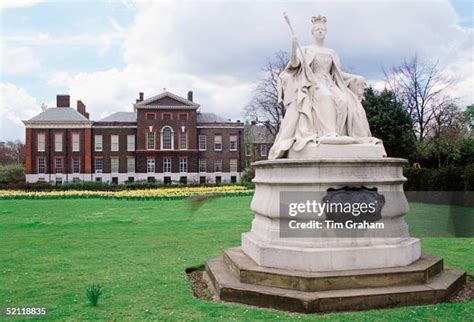 Statue Of Queen Victoria Kensington Palace Photos and Premium High Res ...