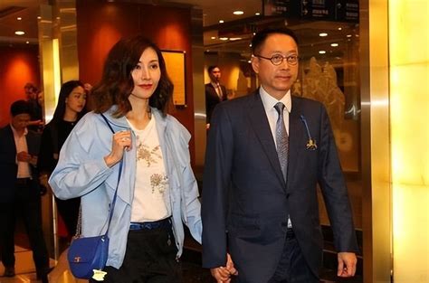 李嘉欣号称最美港姐，许晋亨也是风度翩翩，他们儿子却长得很普通