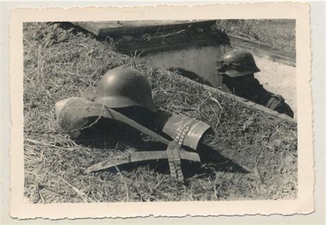 Schützengraben deutsche Wehrmacht Soldat und Ausrüstung Beute