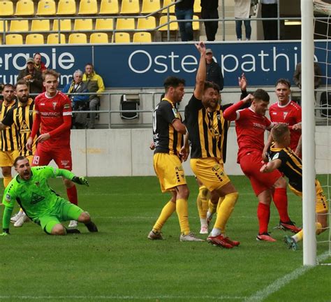 Fußball Regionalliga Volles Stadion wenn Beeck Aachen empfängt