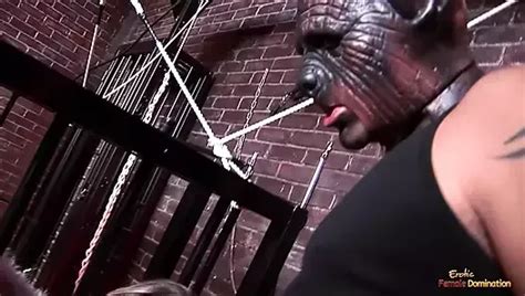 Een Uitstekende Rijpe Vrouw In Sexy Zwarte Lingerie Heeft Twee Grote Pikken Op Het Bureau Van