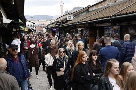 Sarajevo građani i turisti preplavili ulice glavnog grada i danas u