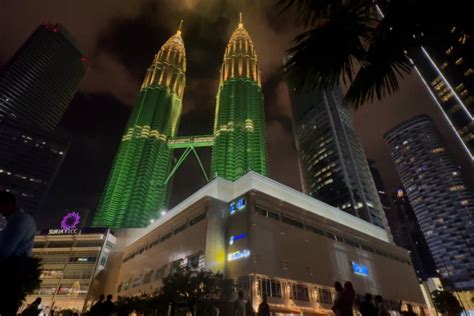 Menara Kembar Diserbu Warga Saat Libur Idul Fitri Antara News