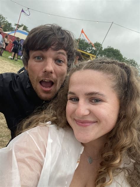 Louis Tomlinson Updates On Twitter Louis Hoy Junto A Una Fan