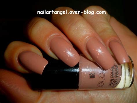 Vernis nude nacré vernis LR manucure élégante NailartAngel