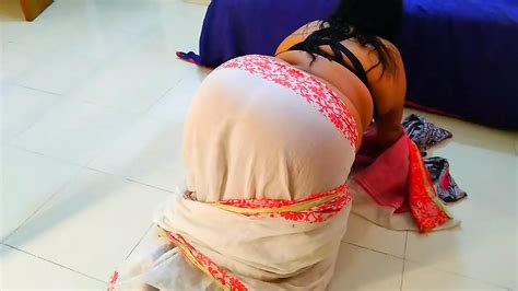 Tamil Milf Madrastra Atrapada Debajo De La Cama Con Sari Blanco Y Blusa Negra Cuando Limpia