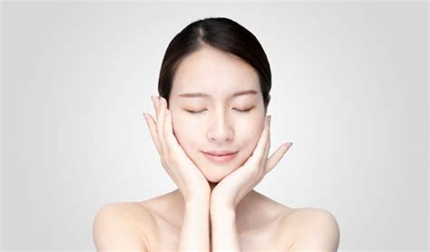 The 10 Best Japanese Moisturizers To Hydrate Your Skin In 2025