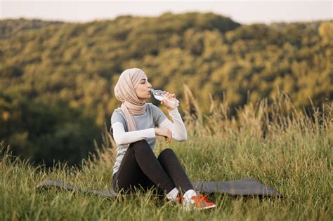 Photo Libre De Droit De Jolie Femme Musulmane En Hijab Se Reposant