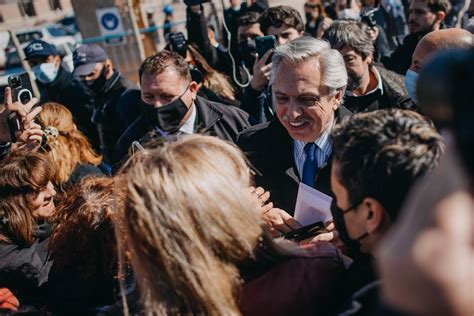 Sergio U Ac Y Alberto Fern Ndez Visitaron La Obra Del Barrio Las Pampas