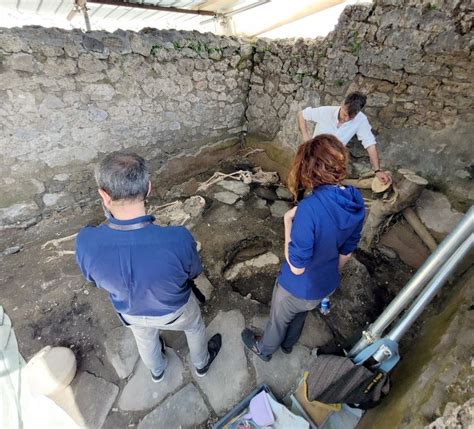 Hallados en Pompeya los esqueletos de dos adultos y un niño que se