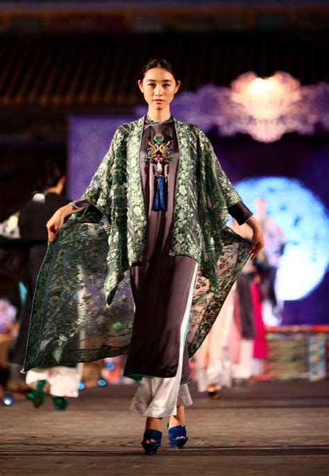 Minh Hanh. Vietnamese Fashion Designer. Ao Dai "Oriental Night". Festival Hue 2014 Photo: Zuki ...