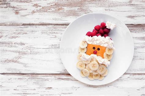 Christmas Santa Claus Pancake Con Sombrero De Frambuesa Y Barba De