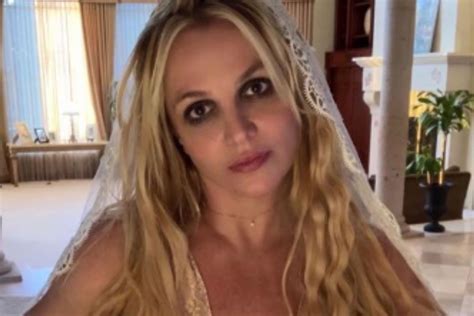 Britney Spears Volta Ao Instagram E Se Irrita Os F S