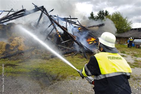 Feuerwehr beim Löschen von einem Brand Stockfotos und lizenzfreie