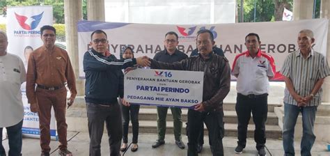 Pembagian Gerobak Gratis Bentuk Komitmen Partai Perindo Membantu Rakyat