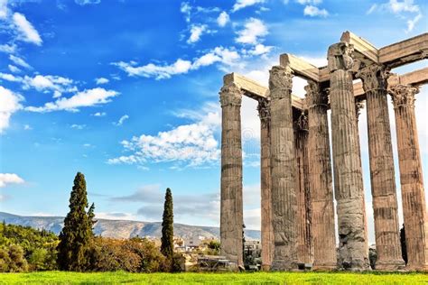 El Templo De Zeus Olímpico En El Centro De Atenas Grecia Foto de