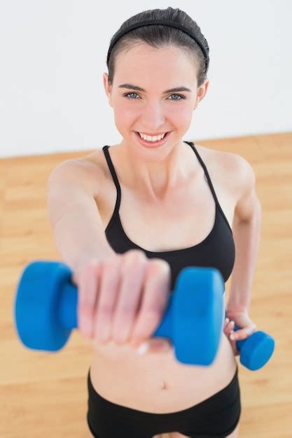 Mujer Sonriente Con Pesas En El Gimnasio Foto Premium