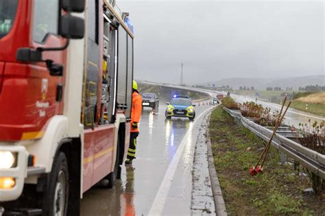 Regen Auf Der A Sportwagen Kommt Ins Schleudern Und Kracht In