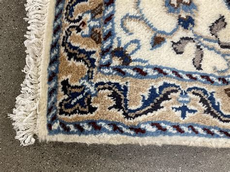 Lot 40in Traditional Persian Style Fringed Area Rug