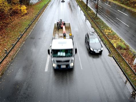 Kinder Werfen Steine Von Br Cke Auf Autos