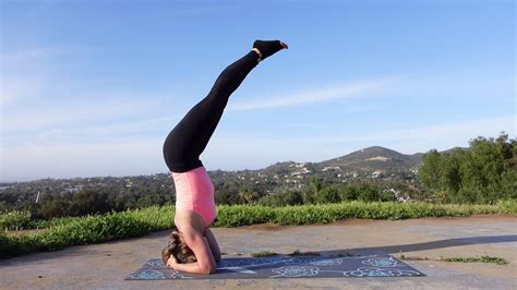 Headstand Yoga Pose Video How To Do A Head Stand For Beginners Yogaskip