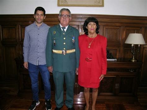 El guardia civil del Subsector de Tráfico de Soria Pedro Rey recibe