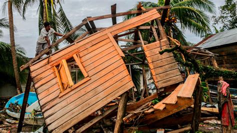 Destrucción inundaciones deslaves y miles de damnificados tras el