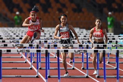 MEDALI EMAS LARI GAWANG 100 METER PUTRI ANTARA Foto