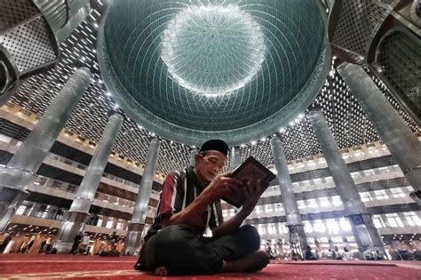 Tadarusan Usai Jumatan Di Masjid Istiqlal