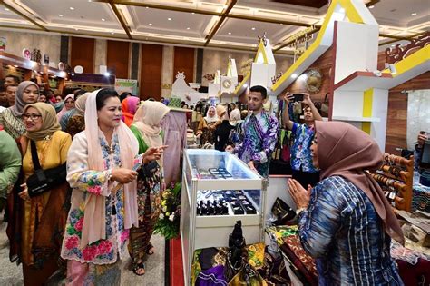 Ibu Iriana Resmi Buka Kriyanusa Pameran Kerajinan Nusantara Tahun