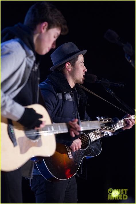 Nick Jonas And Shawn Mendes Duet On New Years Eve Video Photo 3270893 Nick Jonas Photos