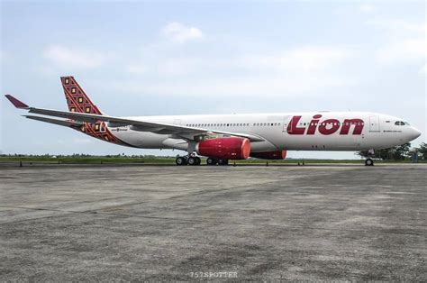 Sebuah Pesawat Airbus A330 300 PK LEL Milik Maskapai Batik Air Yang