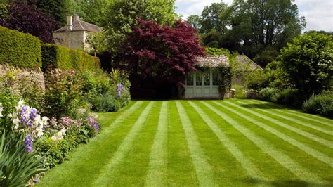 Lawn mowing patterns: 6 designs plus tips on how to do it | Gardeningetc