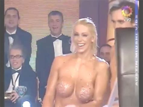 Mónica Farro nude pics página 1