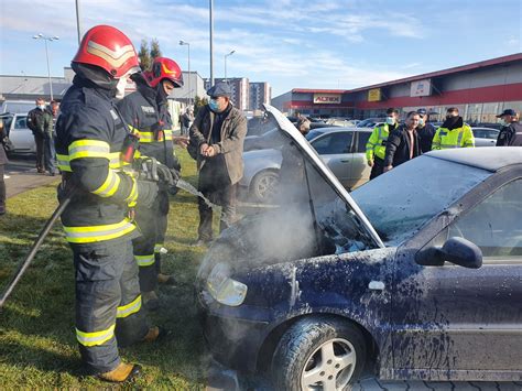 Foto Incendiu La Alba Iulia Un Autoturism A Luat Foc N Parcarea