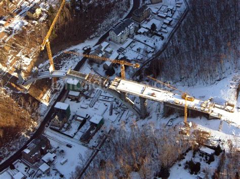 Aue aus der Vogelperspektive Baustelle zum Neubau des Brückenbauwerkes