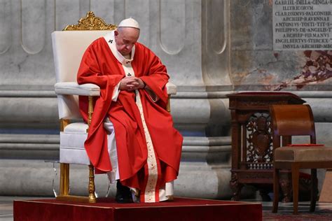 Papa Francisco celebra missa de Domingo de Ramos basílica sem fiéis