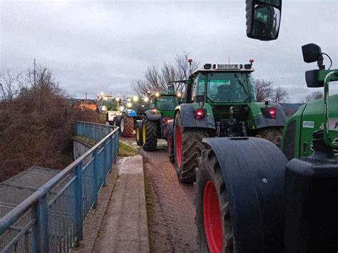 On En A Ras Le Bol Un Convoi D Agriculteurs En Route Vers L